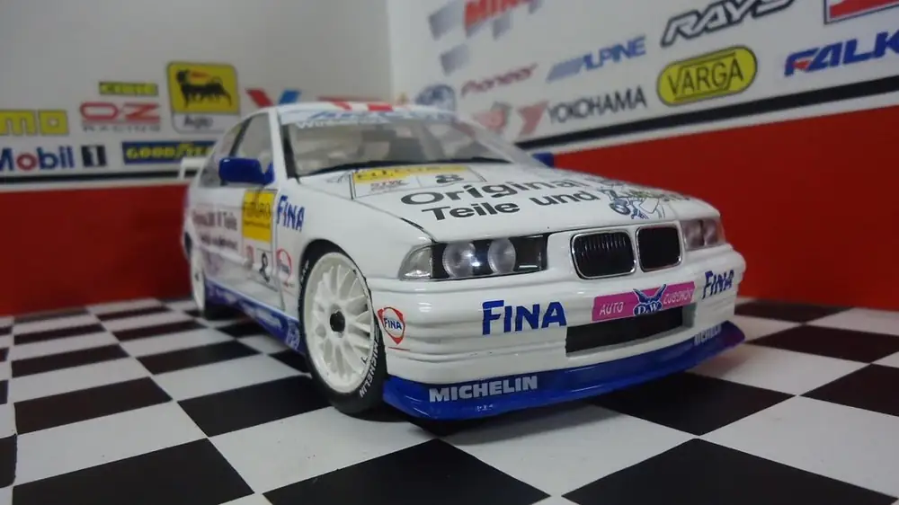 Auto A Escala BMW 320i STW 1998 Winkelhock UT Models 1:18 – foto 4